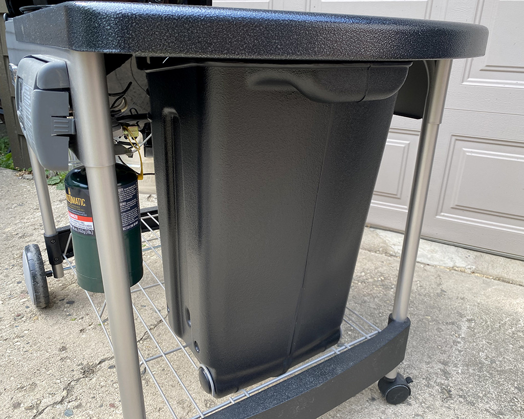 Weber Perfomer Deluxe CharBin outside view